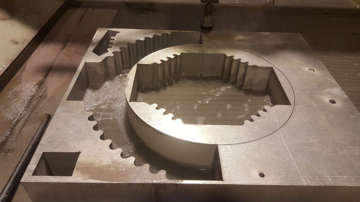 Flangia dentata tagliata a waterjet