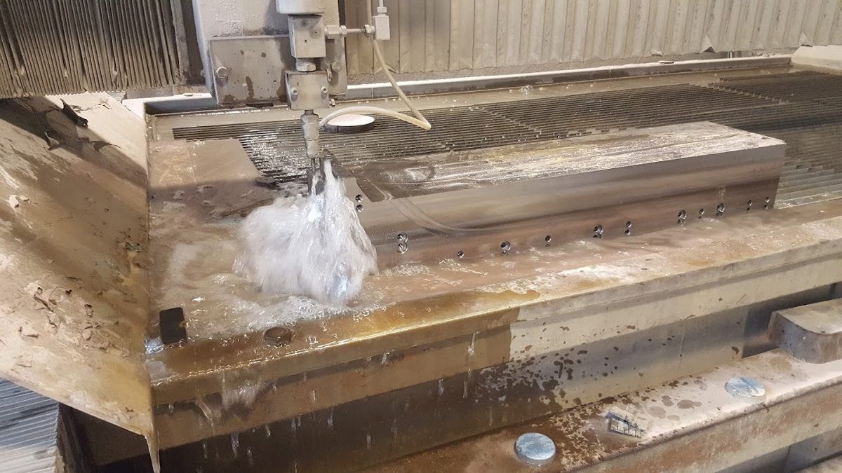 Vasca del waterjet con getto attivo